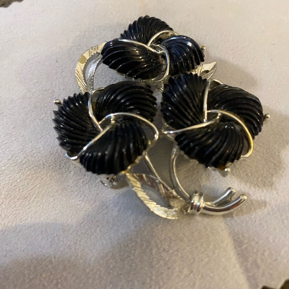 Chic LISNER Black and Silver Floral Brooch
